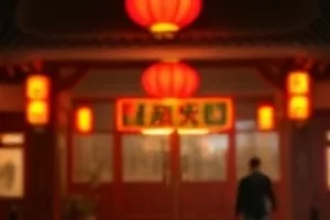 《铁轨上的野餐》列车尾窗视角剧照